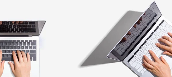 Zwei Personen arbeiten mit Laptops zusammen — Stockfoto