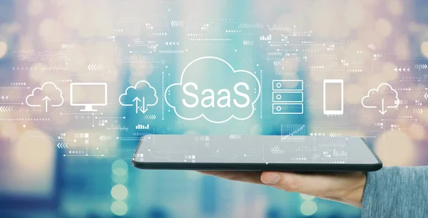 SaaS - software como um conceito de serviço com computador tablet — Fotografia de Stock