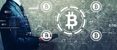 Bitcoin temalı ve elinde tablet olan bir işadamı