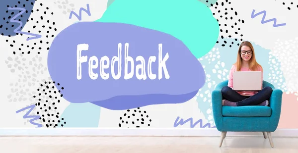 Feedback con donna che utilizza un computer portatile — Foto Stock