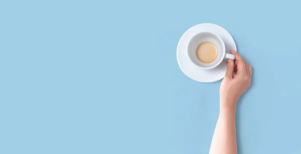 Mano femenina sosteniendo una taza de té — Foto de Stock