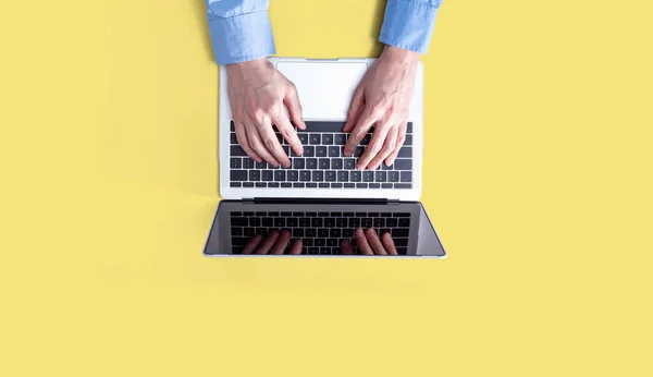 Zakenman met een laptop — Stockfoto