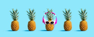 Kulaklık takan benzersiz ananas bir dışarı