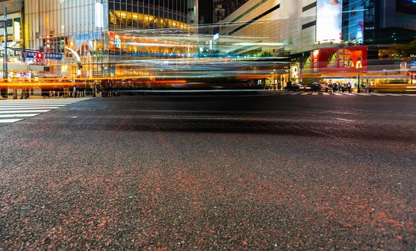 トラフィックが通過渋谷スクランブル横断歩道、東京、日本 — ストック写真