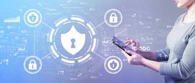 Tablet kullanarak kadın ile siber güvenlik teması