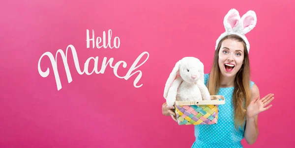 Hola mensaje de marzo con mujer con cesta de Pascua — Foto de Stock