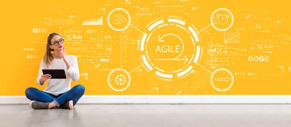 태블릿을 사용 하 여 여자와 agile 개념 — 스톡 사진