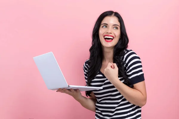 Jonge vrouw met een laptop computer — Stockfoto