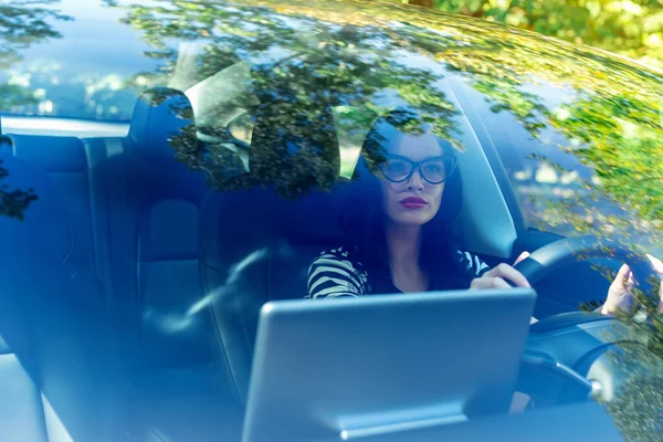 Mulher dirigindo um carro de luxo — Fotografia de Stock