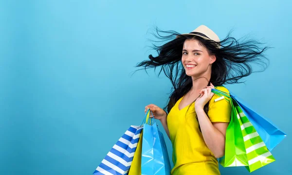 Birçok alışveriş torbaları kadınla — Stok fotoğraf