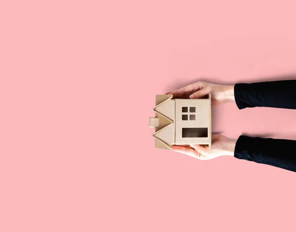 Žena držící lepenkový dům — Stock fotografie