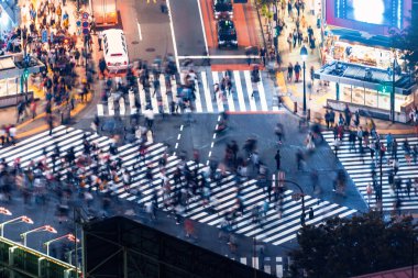 Yayalar çapraz Shibuya Scramble yaya geçidi, Tokyo, Japonya
