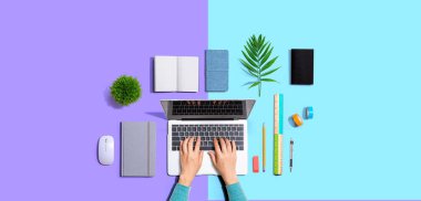 Dizüstü bilgisayar kullanan kişi