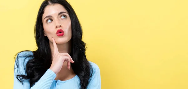 Mujer joven en una pose reflexiva — Foto de Stock