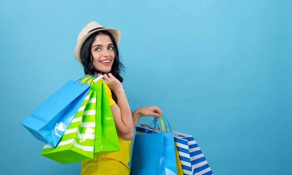 Vrouw met veel shopping tassen — Stockfoto