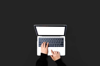 Dizüstü bilgisayar kullanan kişi