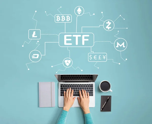 노트북을 사용하는 사람들 과의 암호화 통화 ETF 테마 — 스톡 사진