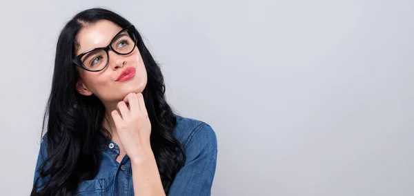 Junge Frau in nachdenklicher Pose — Stockfoto