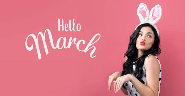 Hola mensaje de marzo con mujer con tema de Pascua — Foto de Stock