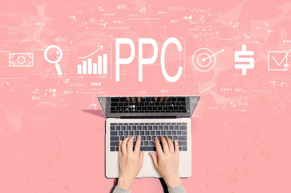 PPC - concepto de pago por clic con la persona que utiliza el ordenador portátil — Foto de Stock