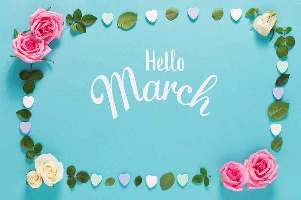 Hello March üzenet rózsákkal és levelekkel — Stock Fotó