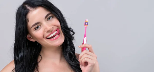 歯ブラシを持っている若い女性は — ストック写真