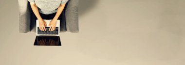 Dizüstü bilgisayar kullanan bir kadın