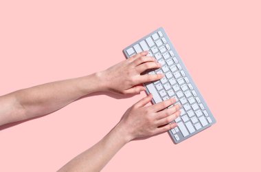 Bilgisayar klavyesi kullanan bir kadın