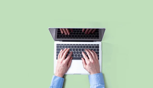 Businessman using a laptop computer — Stock Photo, Image