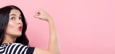 Güçlü genç kadın bir başarı poz