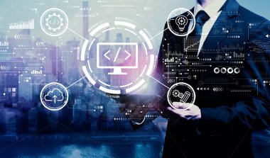 İş adamının elinde tablet tuttuğu web geliştirme kavramı