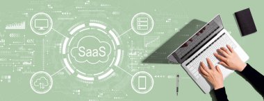 SaaS - dizüstü bilgisayar kullanan kişi ile birlikte bir hizmet kavramı olarak yazılım