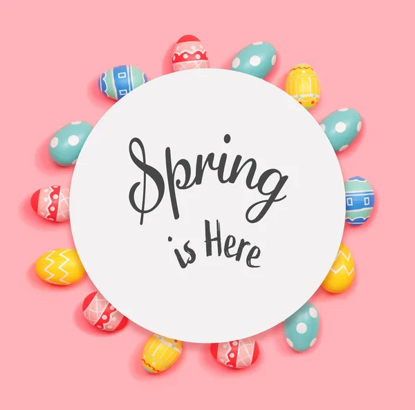 Primavera es aquí mensaje con huevos de Pascua — Foto de Stock