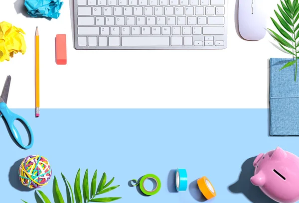 Material de escritório com teclado e mouse — Fotografia de Stock