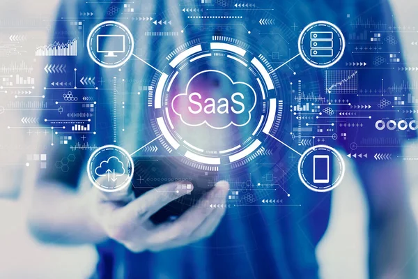 SaaS - mjukvara som ett servicekoncept med människan som använder en smartphone — Stockfoto