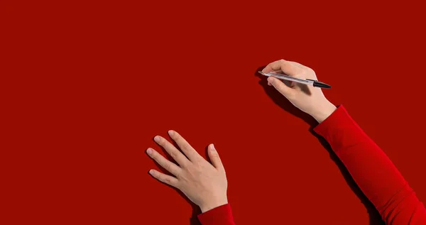 Persona che scrive qualcosa con una penna — Foto Stock