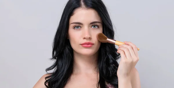 Hermosa joven con kit de maquillaje —  Fotos de Stock