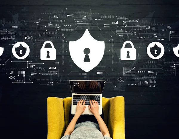 Cybersecurity thema met persoon met behulp van een laptop — Stockfoto