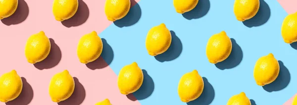Friss sárga citrom a fejünk felett — Stock Fotó