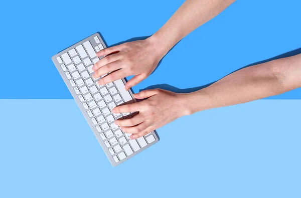 Mulher usando um teclado de computador — Fotografia de Stock