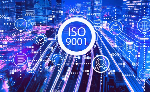 Concept ISO 9001 avec une grande gare à Tokyo, Japon — Photo