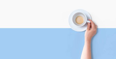 Elinde çay fincanı tutan bir kadın.