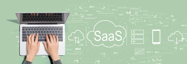SaaS - oprogramowanie jako koncepcja serwisu z osobą korzystającą z laptopa — Zdjęcie stockowe