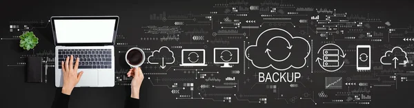 Концепція резервного копіювання з людиною, яка використовує ноутбук — стокове фото