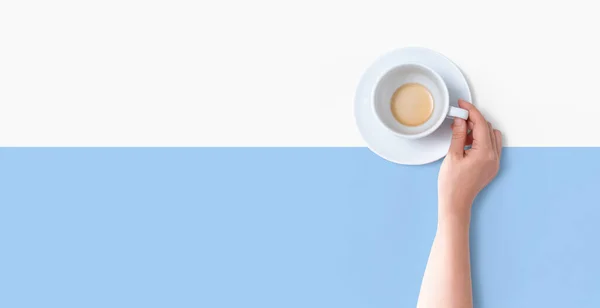 มือผู้หญิงถือถ้วยชา — ภาพถ่ายสต็อก