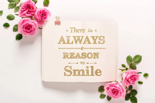 Er is altijd een reden om te glimlachen met rozen en bladeren — Stockfoto