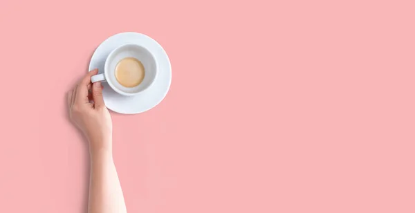 มือผู้หญิงถือถ้วยชา — ภาพถ่ายสต็อก