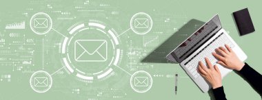 Dizüstü bilgisayar kullanan kişi ile e- posta kavramı