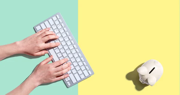 Mujer usando un teclado de computadora —  Fotos de Stock