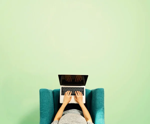 Vrouw met een laptop — Stockfoto